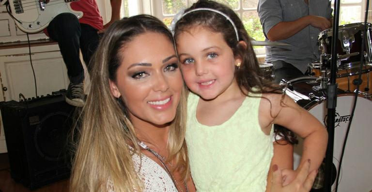 Filha de Tânia Mara se diverte nos bastidores do clipe da mãe