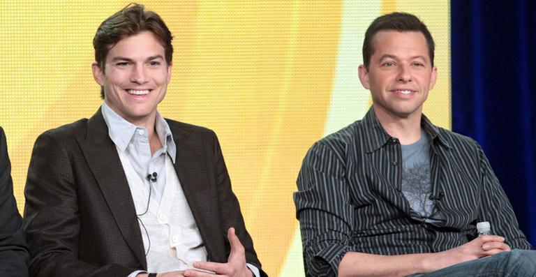 Ashton Kutcher se despede do amigo John Cryer, de ‘Two and a Half Man’