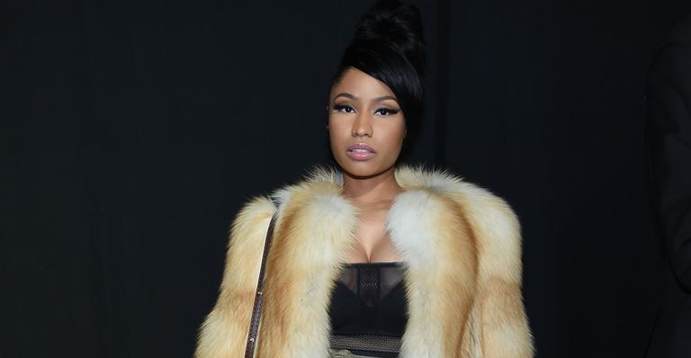Polêmica! Nicki Minaj usa couro e casaco de pele em evento de moda
