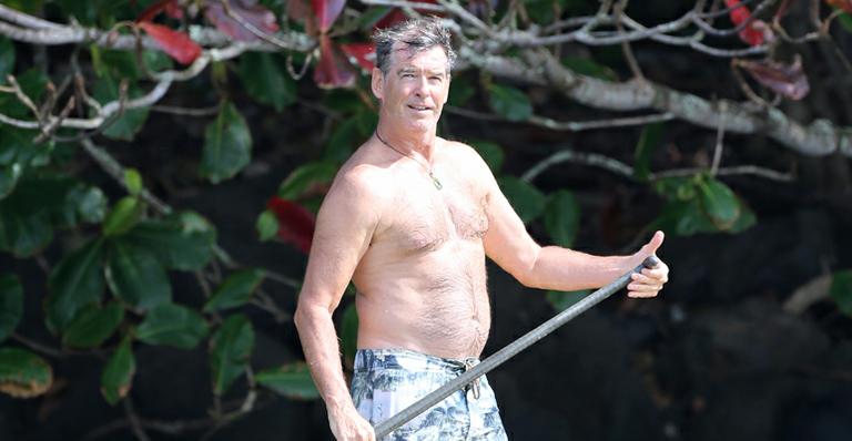 Pierce Brosnan curte férias com a mulher no Havaí