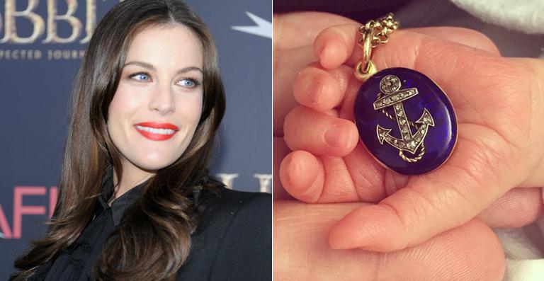 Liv Tyler mostra a mãozinha do filho recém-nascido e revela o nome