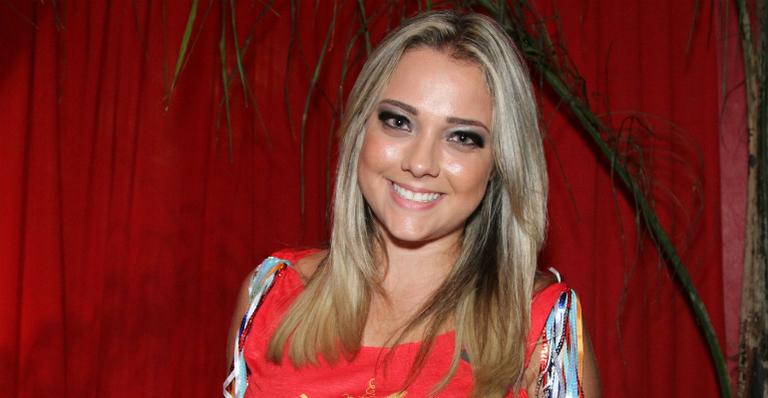 Carol Dantas, mãe do filho de Neymar, exibe pernão em camarote no Sambódromo