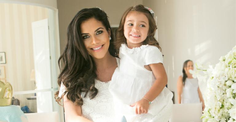 Grávida de 9 meses, Dani Albuquerque posa com a filha no jardim de sua mansão