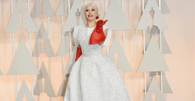 Lady Gaga faz topless em foto com cachorro