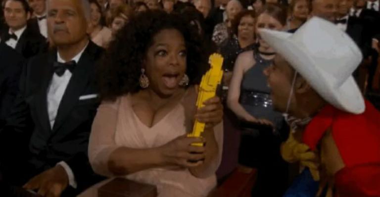 Oprah Winfrey fica surpresa ao ganhar Oscar de brinquedo