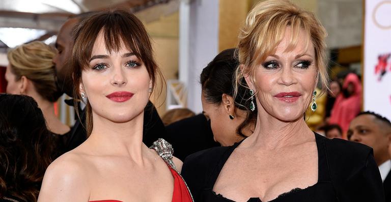 Mãe e filha, Melanie Griffith e Dakota Johnson se estranham no red carpet do Oscar