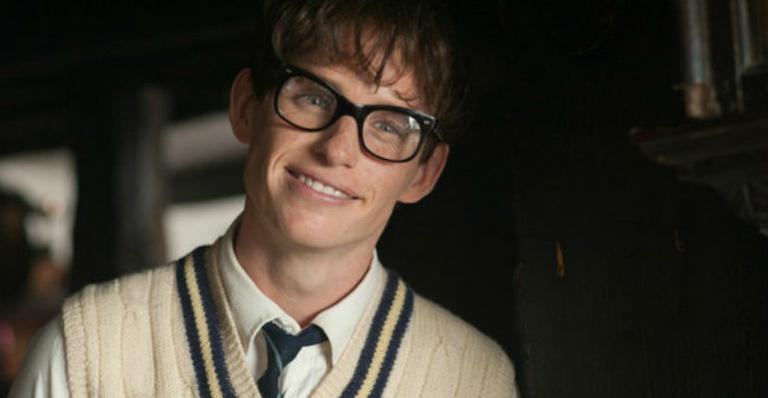 Stephen Hawking parabeniza Eddie Redmayne por vitória no Oscar