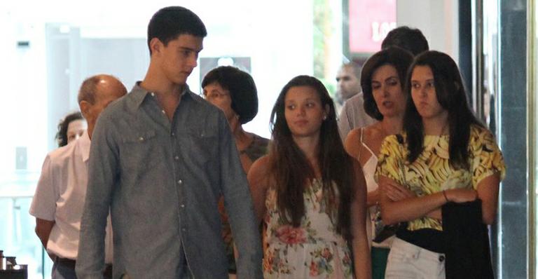 Filho de William Bonner leva a namorada a almoço em família