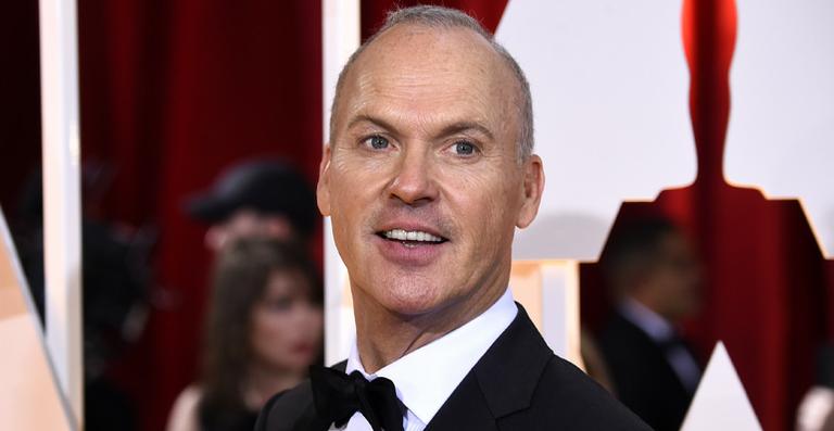 Vídeo mostra Michael Keaton guardando discurso no bolso ao perder o Oscar