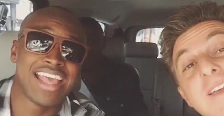 A poucas horas para o casamento, Thiaguinho canta em vídeo com Luciano Huck: ‘É hoje o dia da alegria’