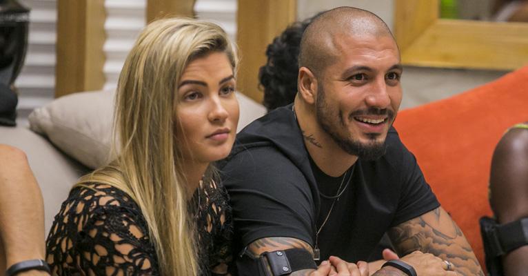 Depois de discussão, Aline Gotschalg, do BBB15, pede oração para o namorado, Fernando