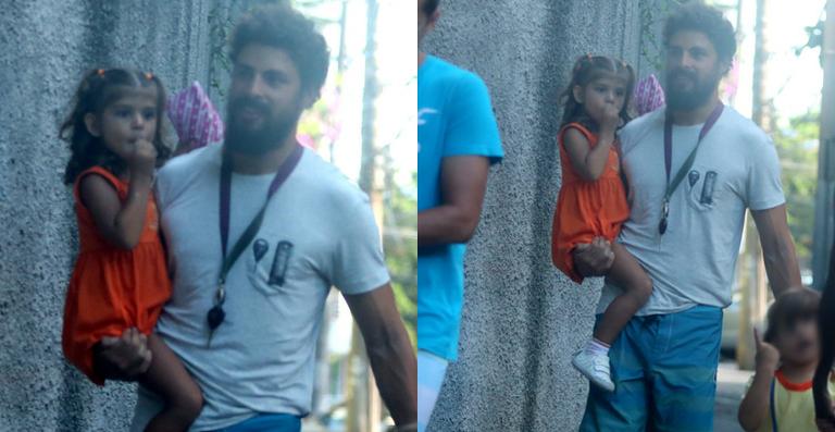 Barbudo, Cauã Reymond busca a filha, Sofia, na escola