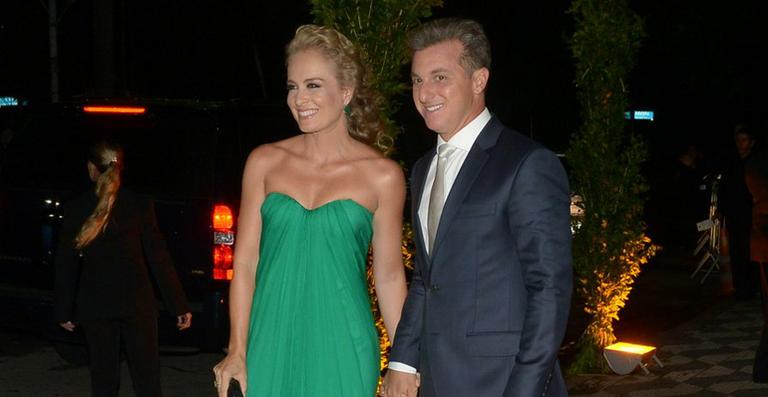 Angélica e Luciano Huck jogam vídeo game na festa do filho Joaquim