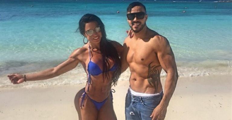 Belo exibe corpo musculoso em férias com Gracyanne nas Bahamas