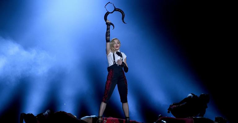 Madonna não quer rever tombo, chama apresentação de ‘show de horrores’ e diz que machucou a cabeça
