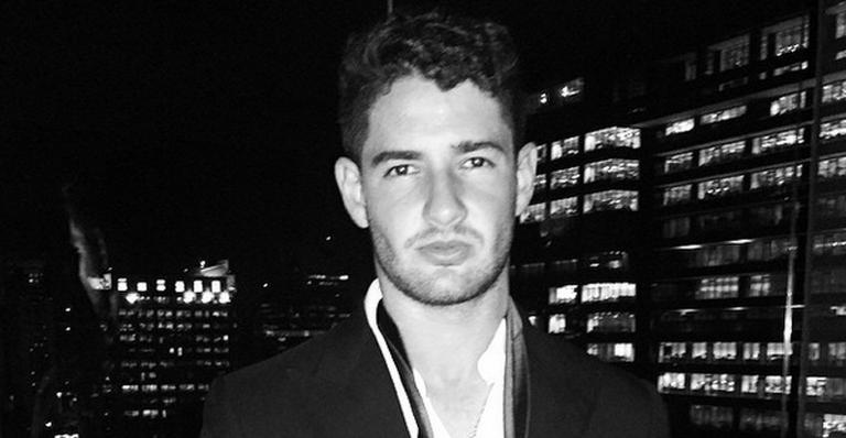 ’50 Tons de Cinza’: Alexandre Pato brinca de Christian Grey em foto