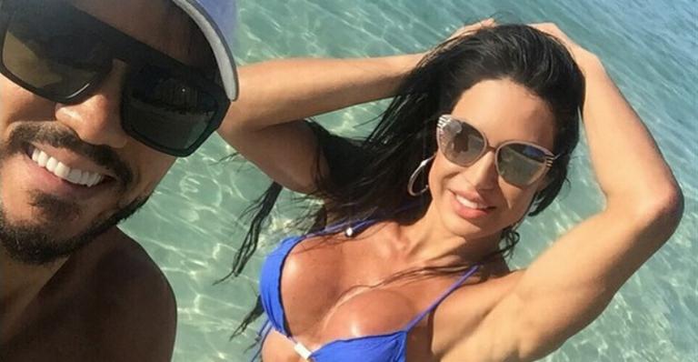 Gracyanne Barbosa exibe barriga trincada em férias com Belo