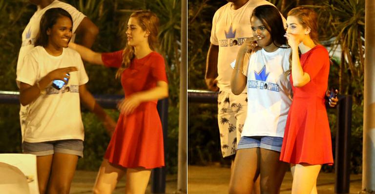 Sophia Abrahão posa com fãs no Rio de Janeiro