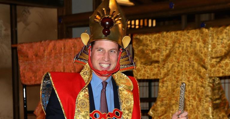 Príncipe William se veste de samurai e brinca com crianças no Japão