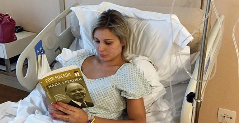 Internada, Andressa Urach publica foto com livro do bispo Edir Macedo: ‘Morreria em paz’