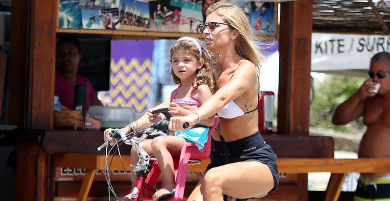 Grazi Massafera passeia com a filha, Sofia