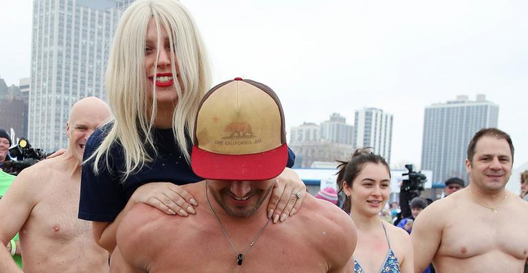 Lady Gaga encara frio e entra em lago com o noivo, Taylor Kinney
