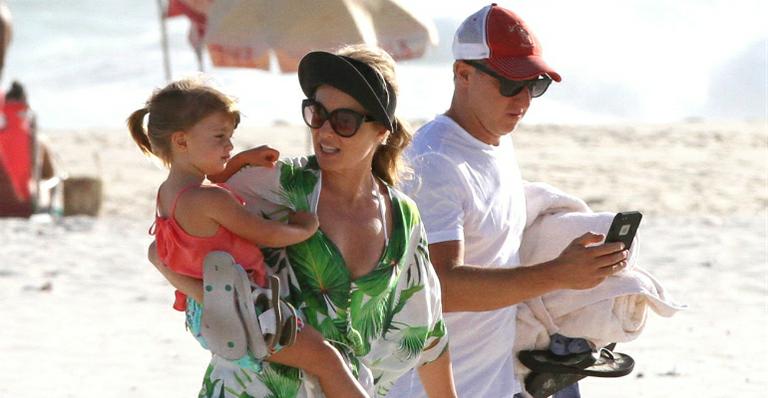 Angélica e Luciano Huck se divertem com Eva na praia