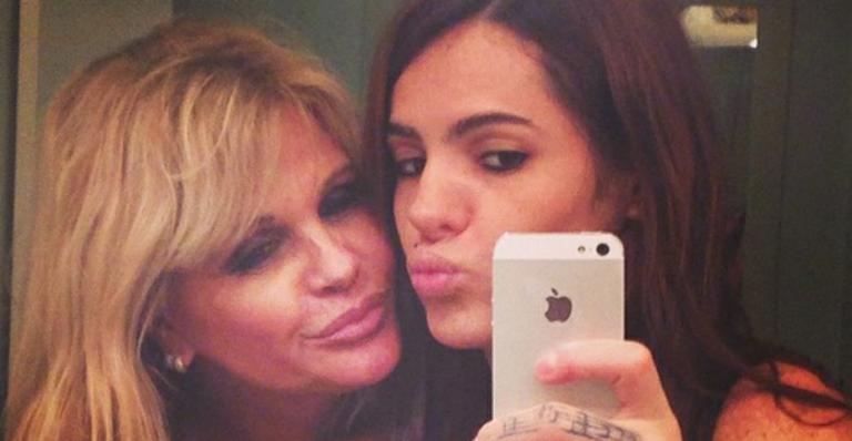 Monique Evans posa beijando a namorada e diz: “Nunca mais me senti sozinha”