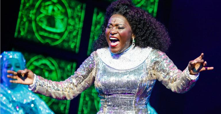 Karins Hils brilha em cena do musical ‘Mudança de Hábito’