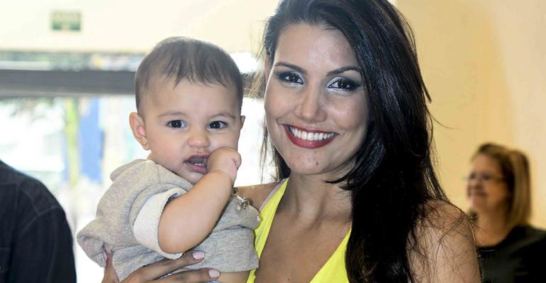 Ex-BBB Mariana Felício curte a filha após desfile de moda