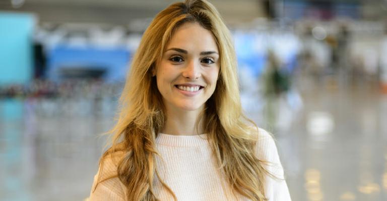 Isabelle Drummond aparece com os cabelos cacheados e seguidores elogiam: ‘Ainda mais linda’