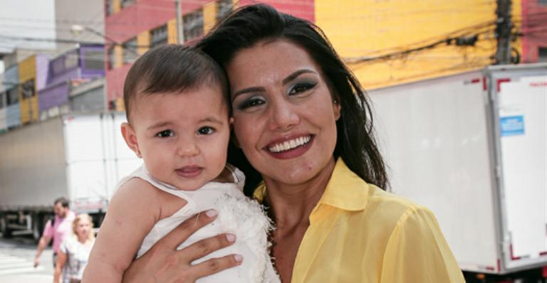 Após desfilar no Mega Fashion Week, Mariana Felício posa com a filha