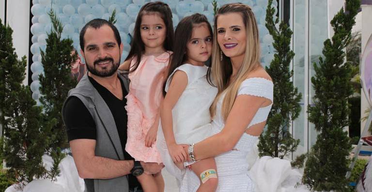 Luciano Camargo comemora o aniversário das filhas gêmeas