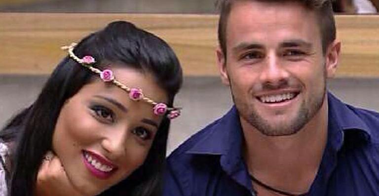 Rafael, do ‘BBB15’, aproveita dia de sol para comer pastel de feira com a namorada, Talita