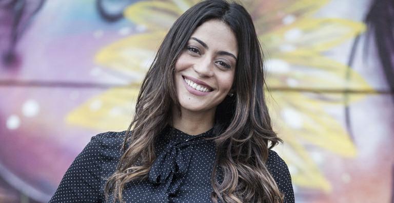 Em Noronha, Carol Castro exibe suas curvas e recebe elogios