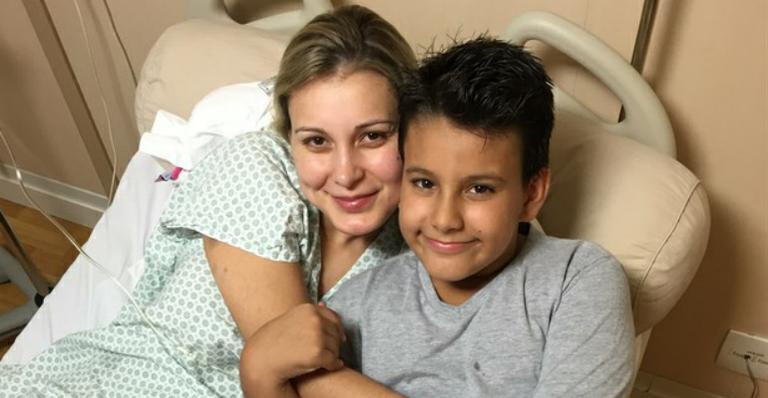 Andressa Urach recebe visita do filho no hospital e diz: “Você é o motivo de eu nunca desistir”