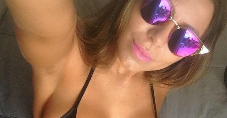 Andressa Ferreira faz selfie de biquíni e avisa: “Aqui não tem Photoshop”
