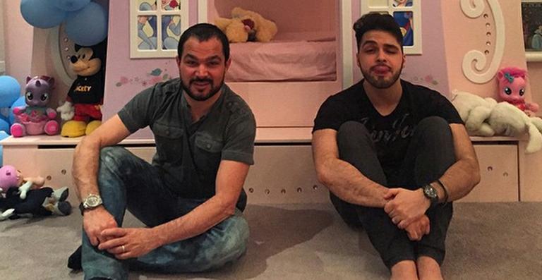 Luciano Camargo mostra fotos com filhos e com a neta