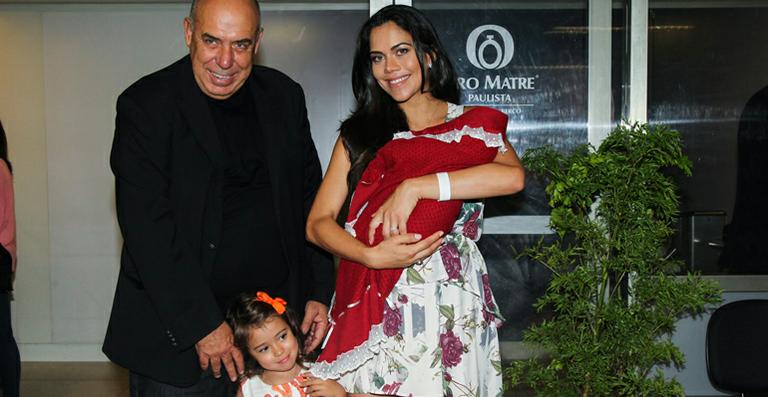 Dani Albuquerque deixa maternidade com a filha, Antonella, nos braços