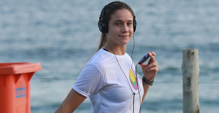 Grávida, Fernanda Gentil faz exercícios na orla carioca