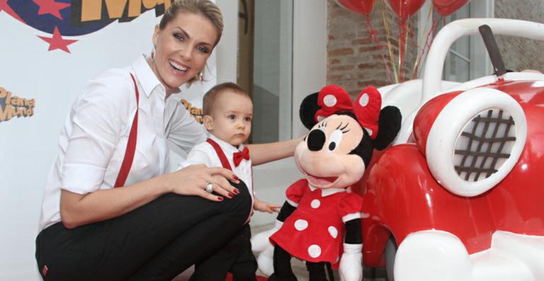 Ana Hickmann faz festa de aniversário para Alexandre