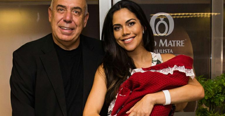 Dani Albuquerque mostra as lembrancinhas da maternidade