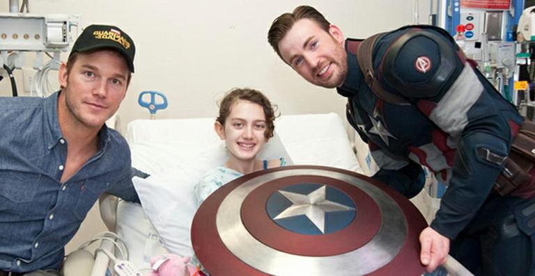 Chris Evans se veste de Capitão América para visitar crianças em hospital