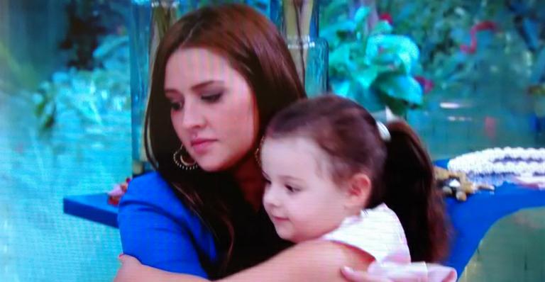 Após desistir do ‘BBB15’, Tamires se reencontra com a filha no ‘Mais Você’