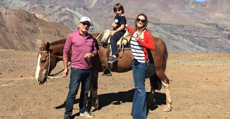 Otávio Mesquita passa o Dia da Mulher com a família, no Chile