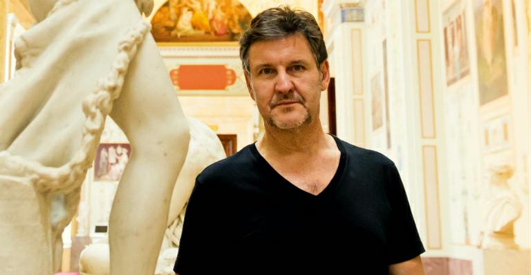 Aos 53 anos, Antônio Calloni posa sem camisa e ganha elogios nas redes sociais