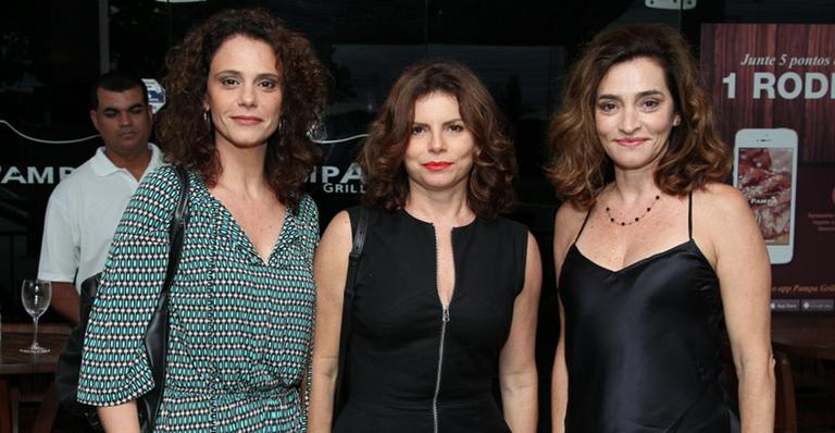 Elenco assiste ao 1º capítulo de ‘Sete Vidas’ em churrascaria