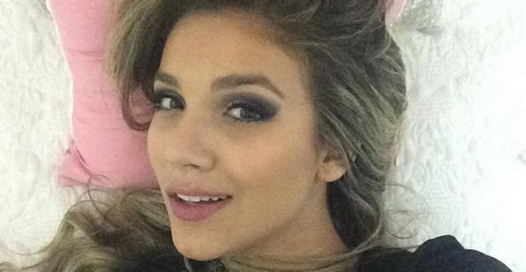 Bruna Santana, irmã de Luan Santana, exibe decote generoso