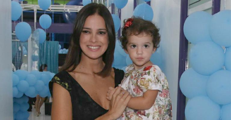 Vera Viel mostra a filha caçula, Helena, indo para o balé