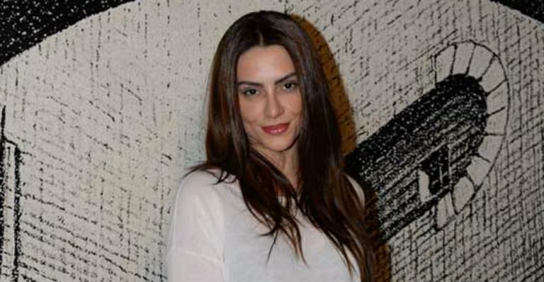 Cleo Pires posa nua lendo livro em banheira